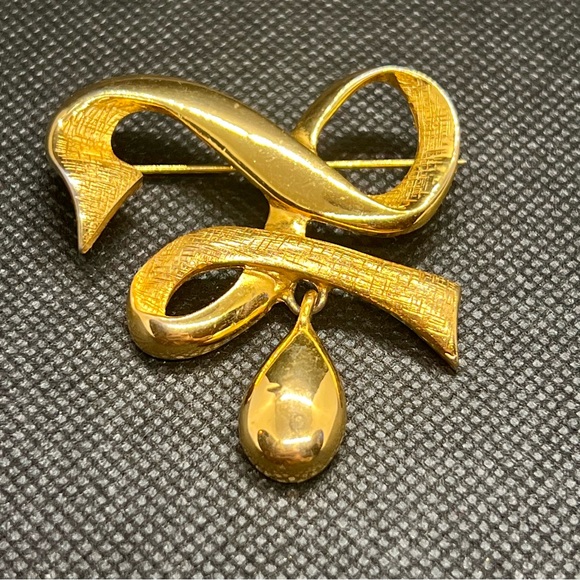 Vintage Casual‎ Corner Gold Tone Ribbon With Drop Brooch Pin Signed - Picture 1 of 4
